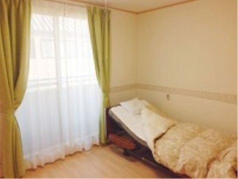 「ほっとはぁと・千葉おおたかの杜」の居室。リクライニング機能が付いた、介護ベッドで適切な高さに整えられる。