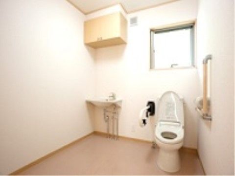 「ほっとはぁと・千葉おおたかの杜」のトイレ。左右に介助手すりが設置され、片方を可倒式に変更している。
