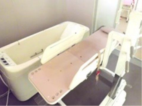 「ほっとはぁと・千葉おおたかの杜」の浴室。介助スタッフと機械浴室で、介護度の高い方にも入浴をしていただける。