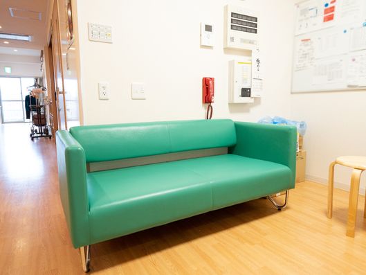 ソファーのある廊下