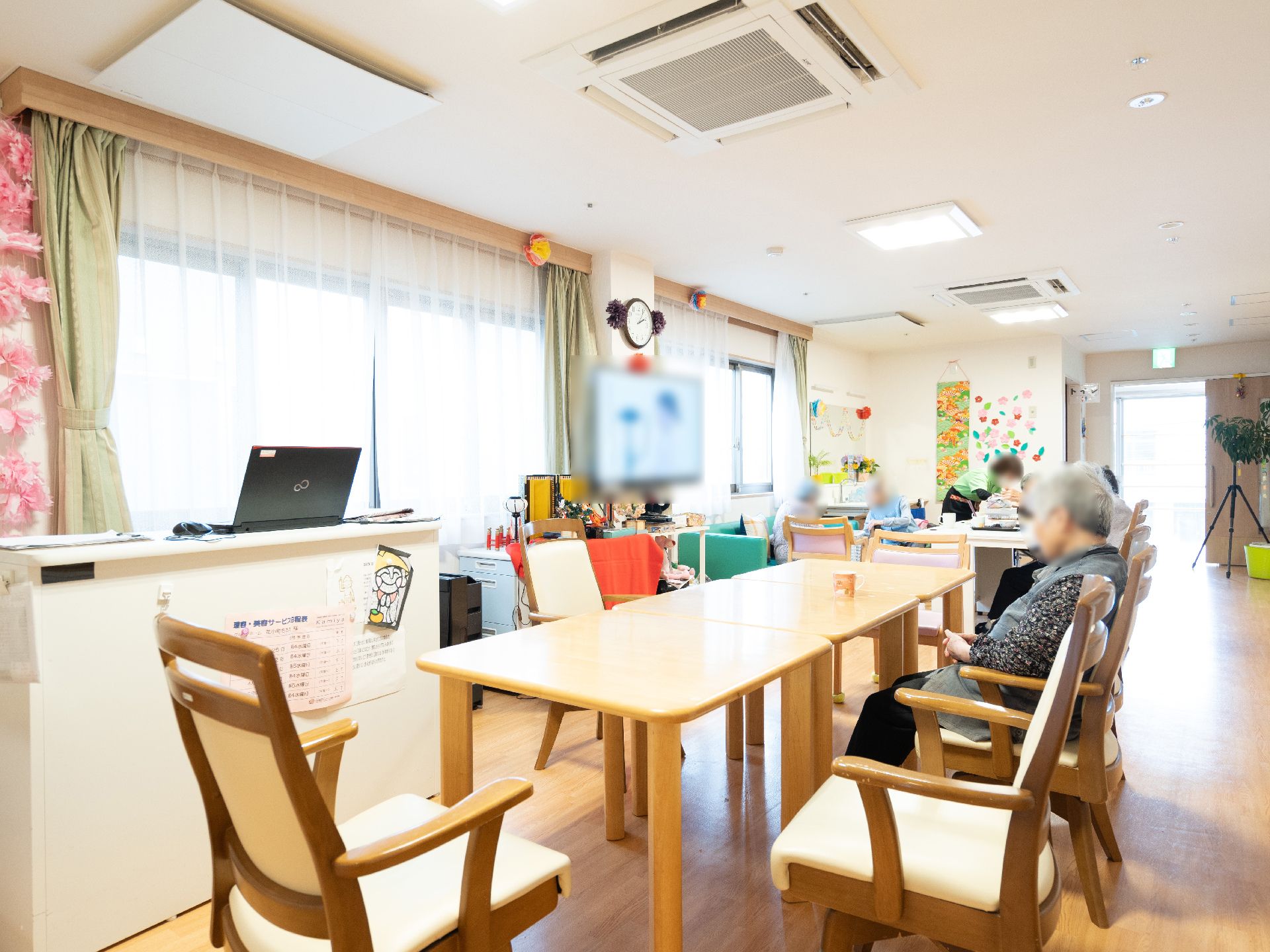 日差しが差し、テレビや椅子があるので過ごしやすい共有スペース