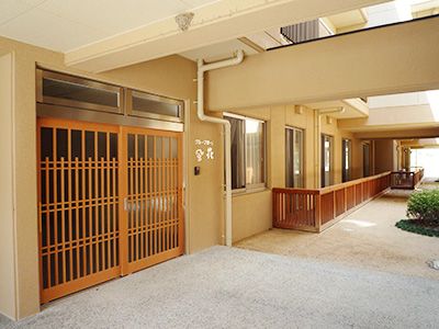 明るい共有スペースの入口