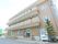 ３階建てのマンションのような施設外観である。外には自動販売機が設置されている。手すり付きのスロープが用意されている。
