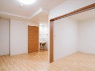 居室は広く、洗面所やトイレが付いている。白い壁が清潔感を演出。