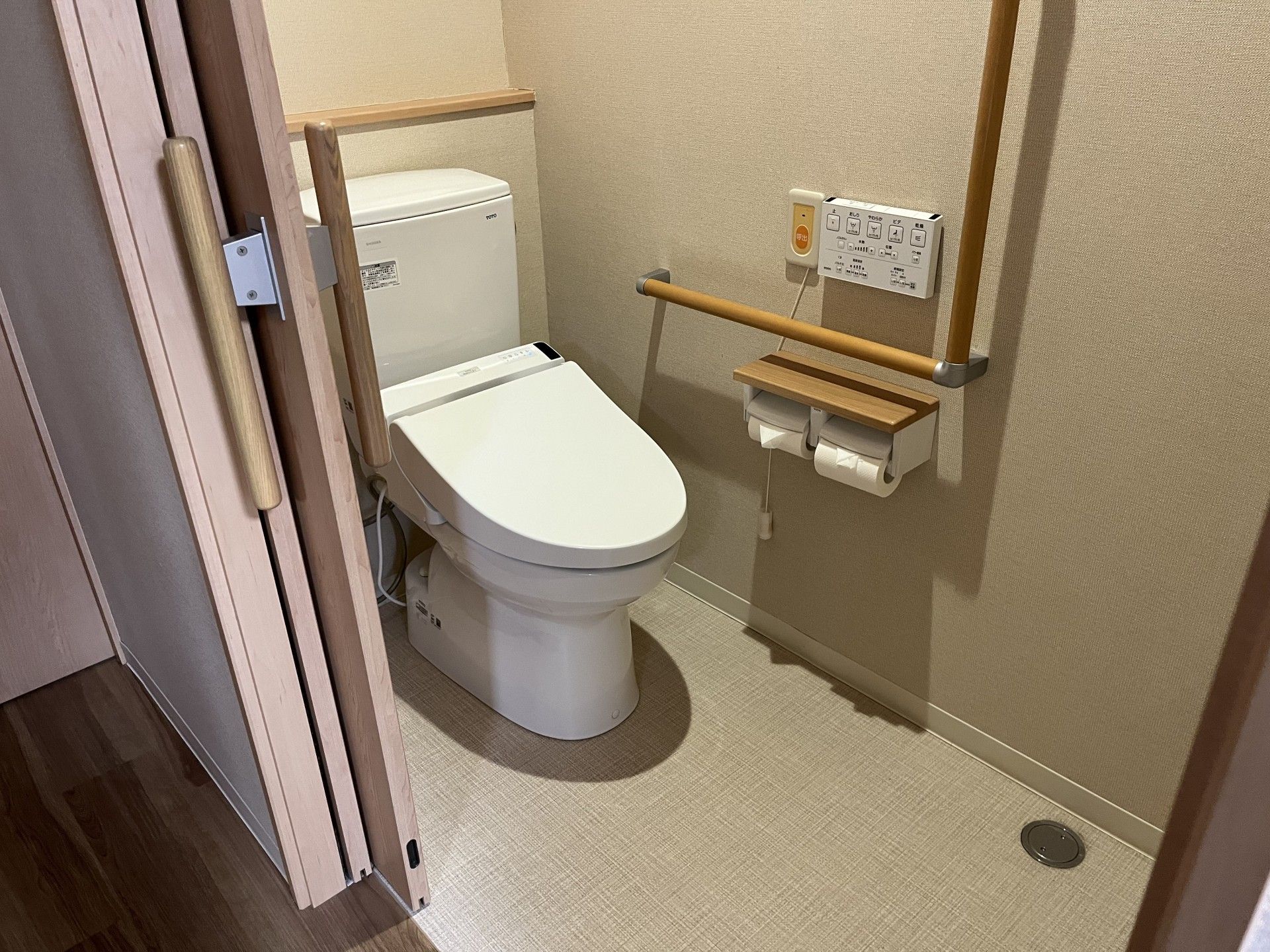 手すり付きのトイレ