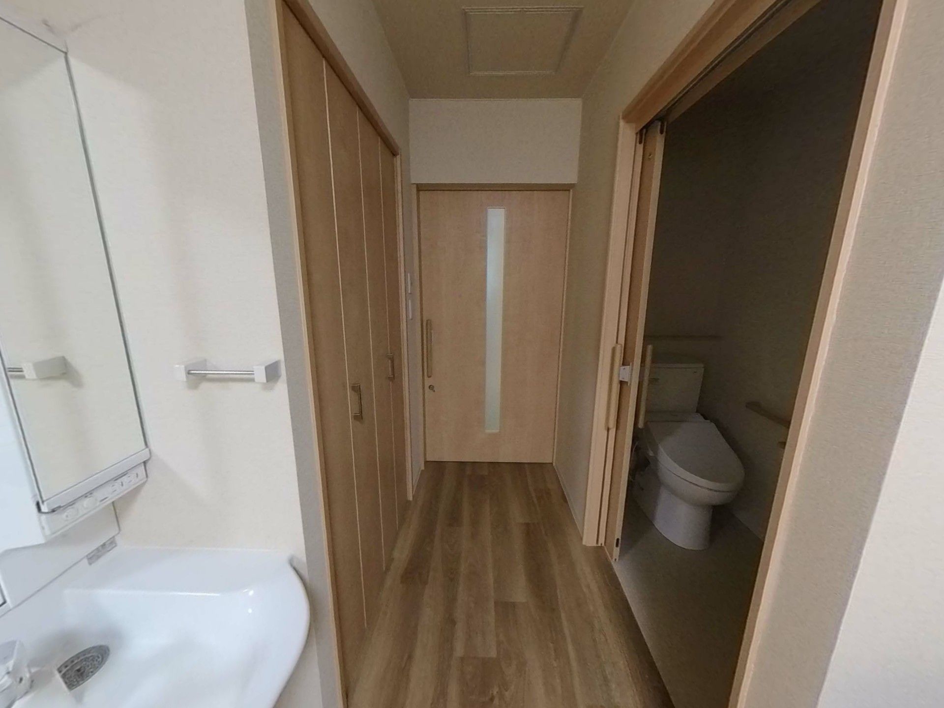 洗面台とトイレの廊下