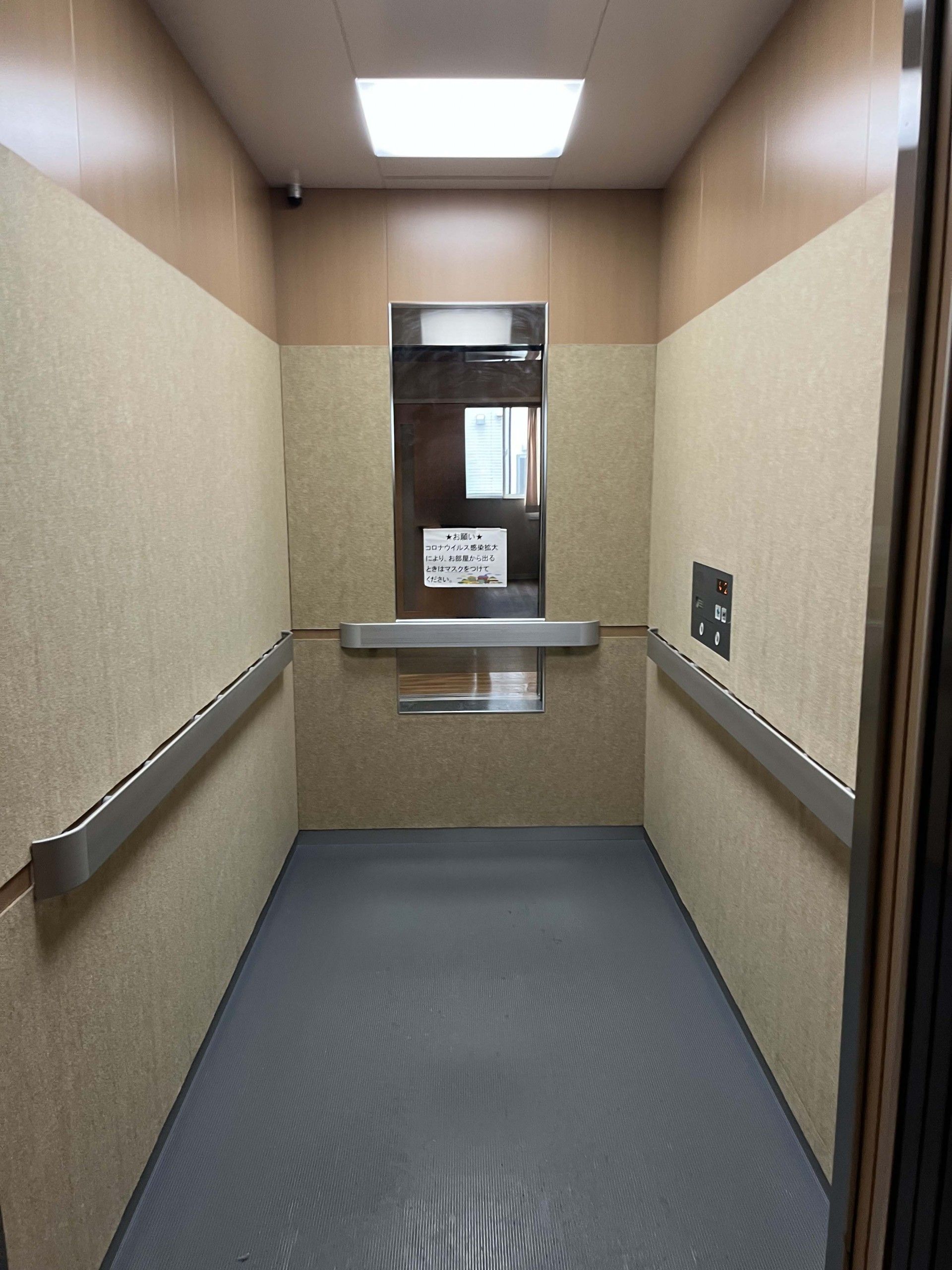 手すり付きのエレベーター