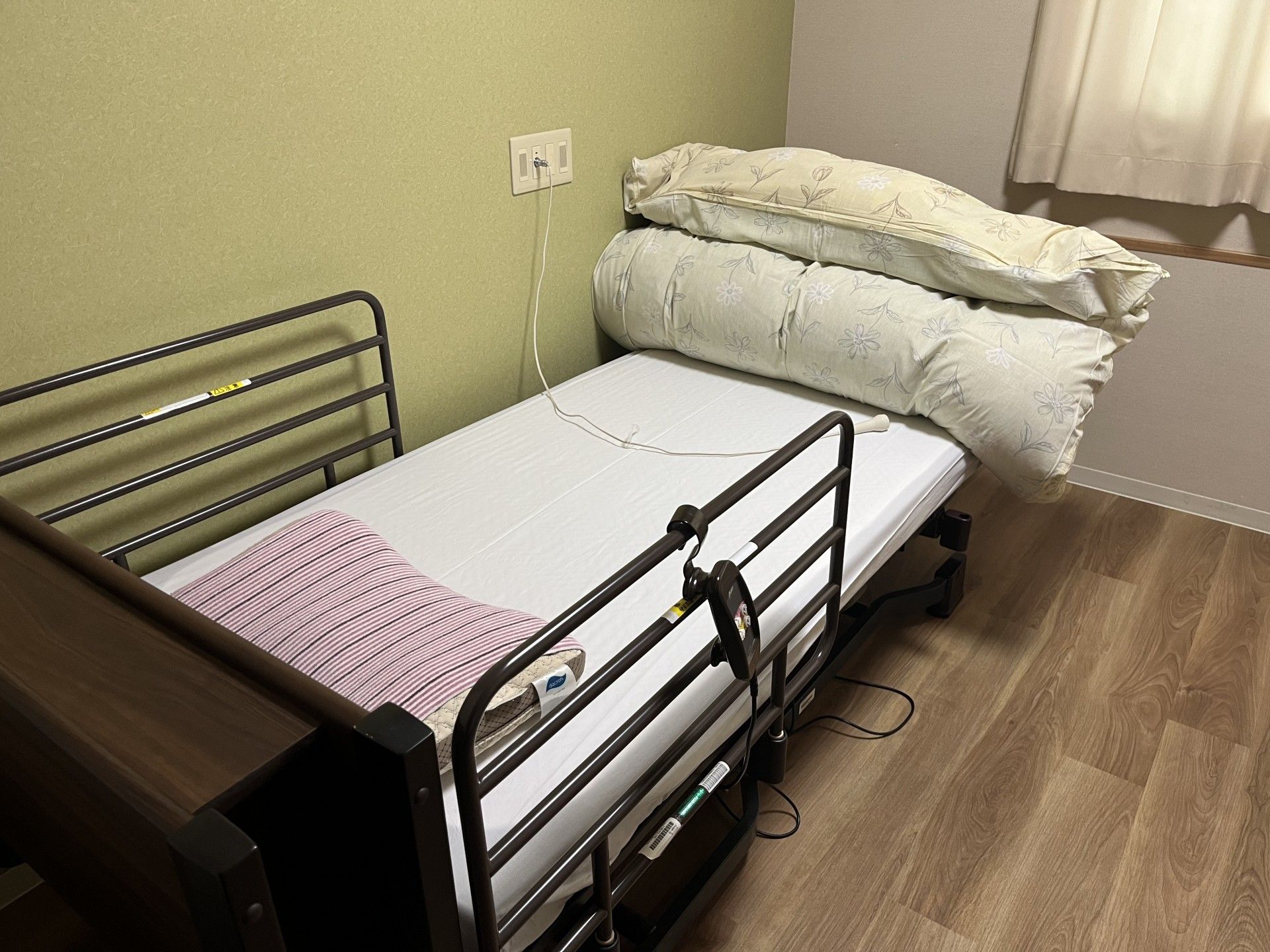シンプルなベッドの部屋
