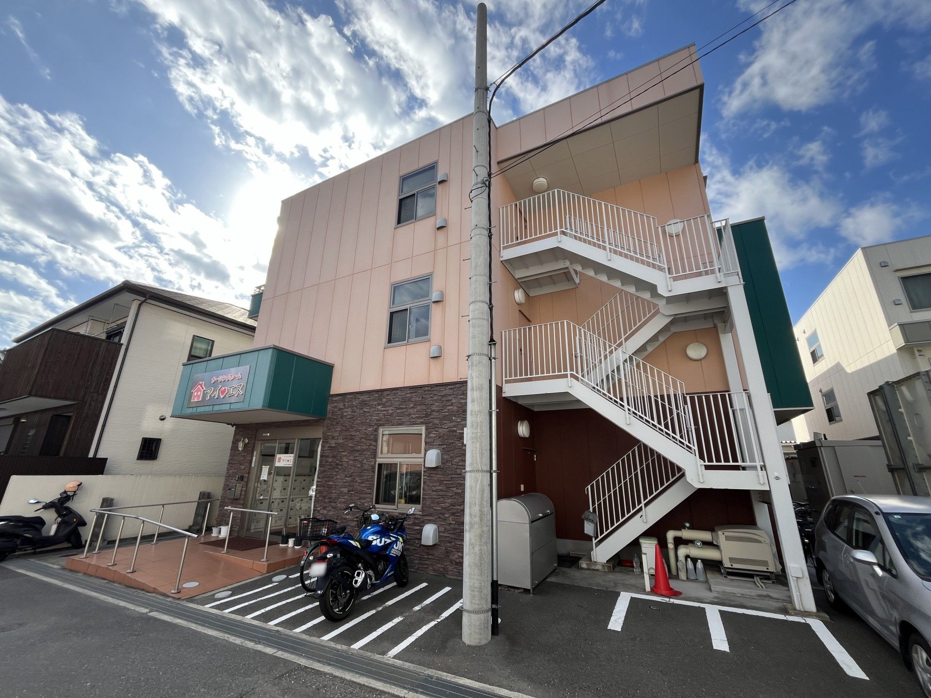 明るい外観の建物