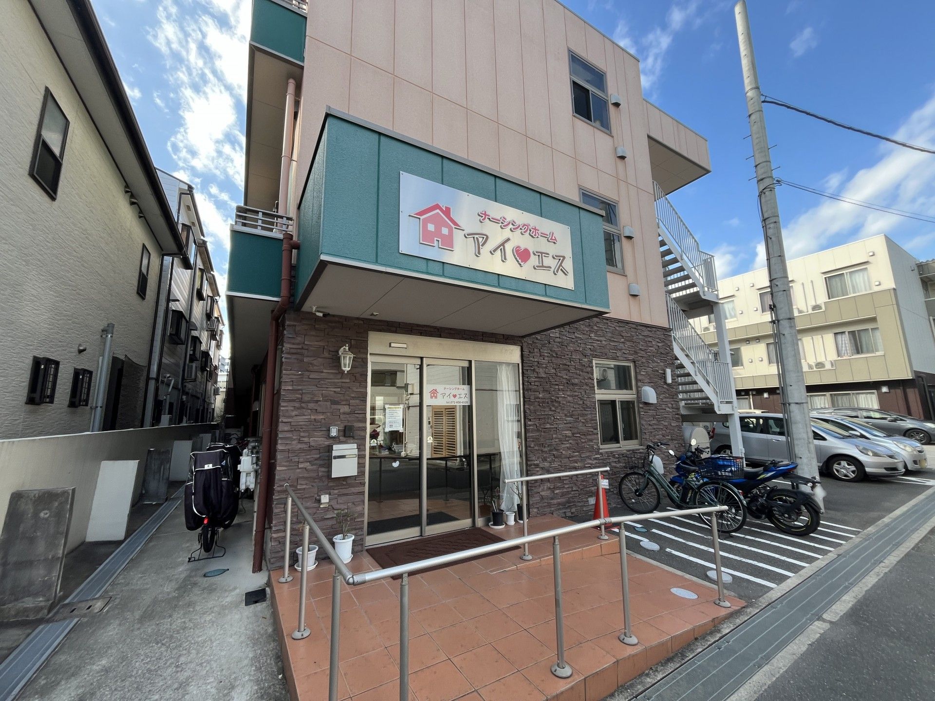 アクセス良好な施設入口