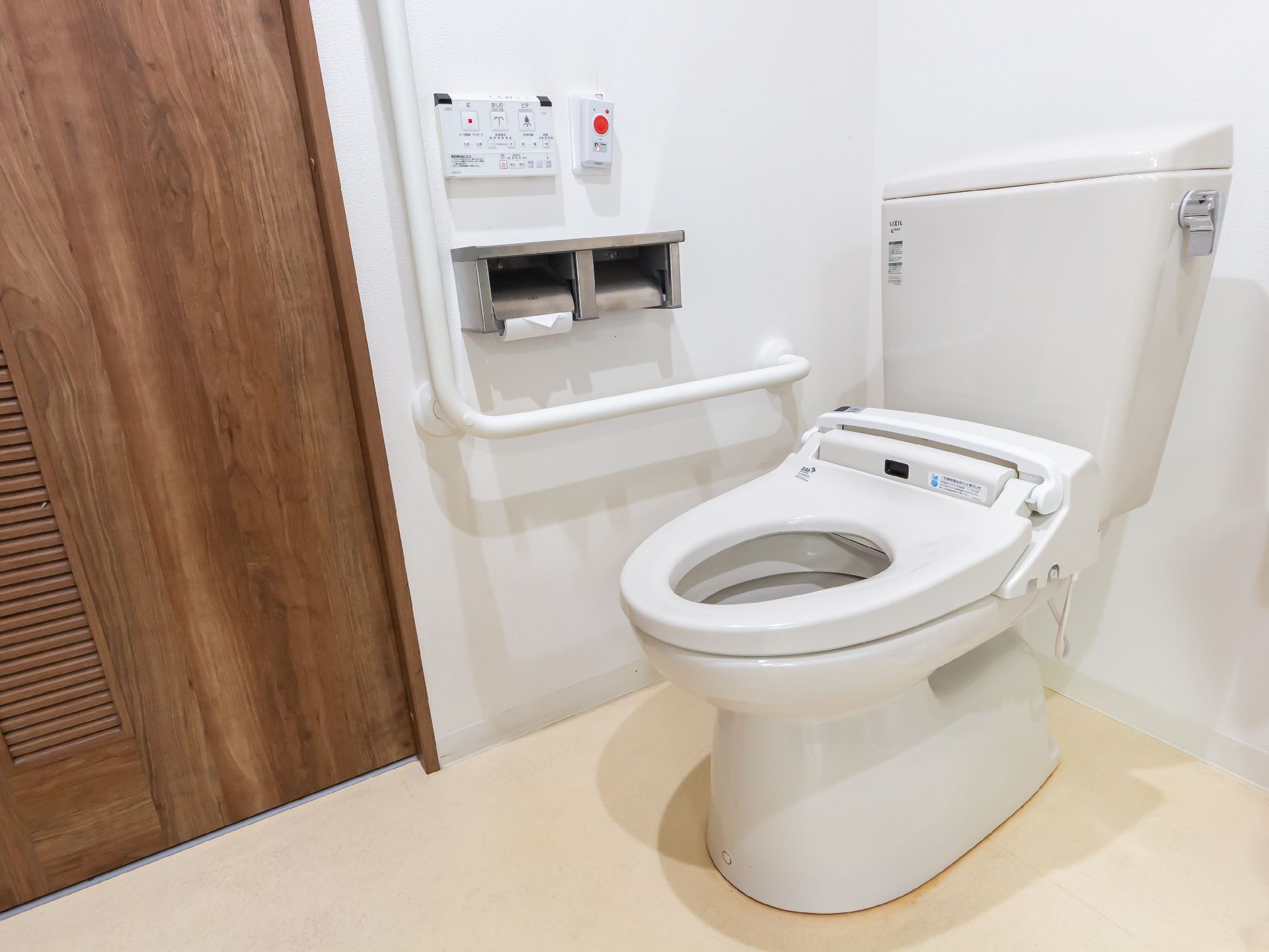 手すりの設置された洋式トイレ