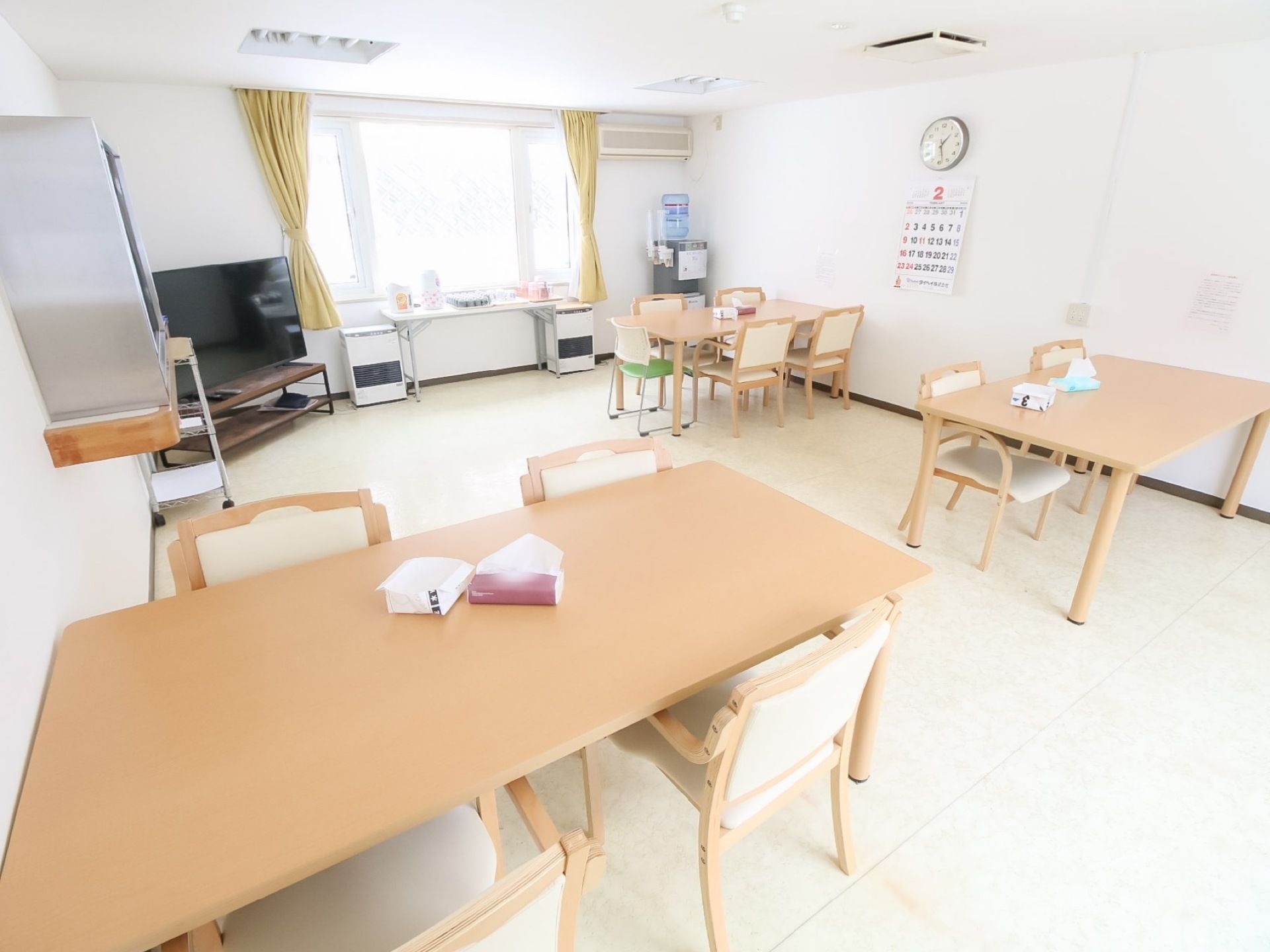 共有のリビングには、明るい色合いの椅子やテーブルで座席が設けられている。それぞれボックスティッシュが常備されている。