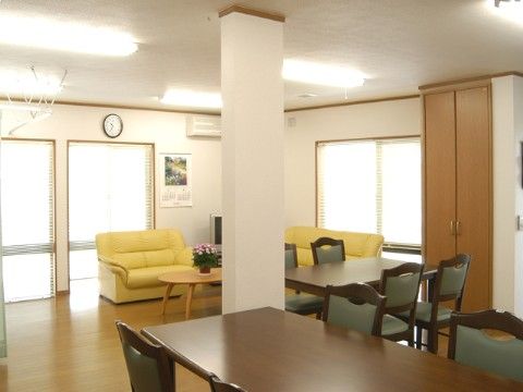 「くすのきコート」のリビング。入居者が和気藹々と楽しんでいるリビングになっている。
