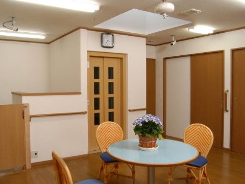 「くすのきコート」の談話コーナー。静かで落ち着きのある談話コーナーになっている。