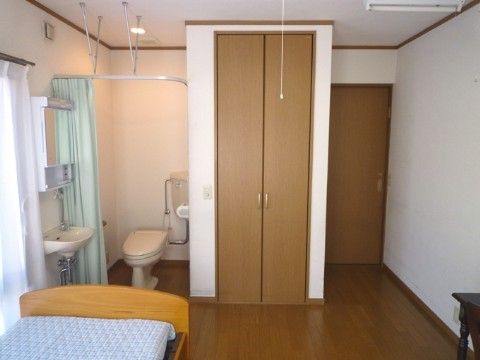 「くすのきコート」の居室。トイレや洗面台、クローゼットを備え付けている。