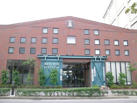 「くすのきコート」の周辺環境。お酒だけでなく、弁当も扱っている。