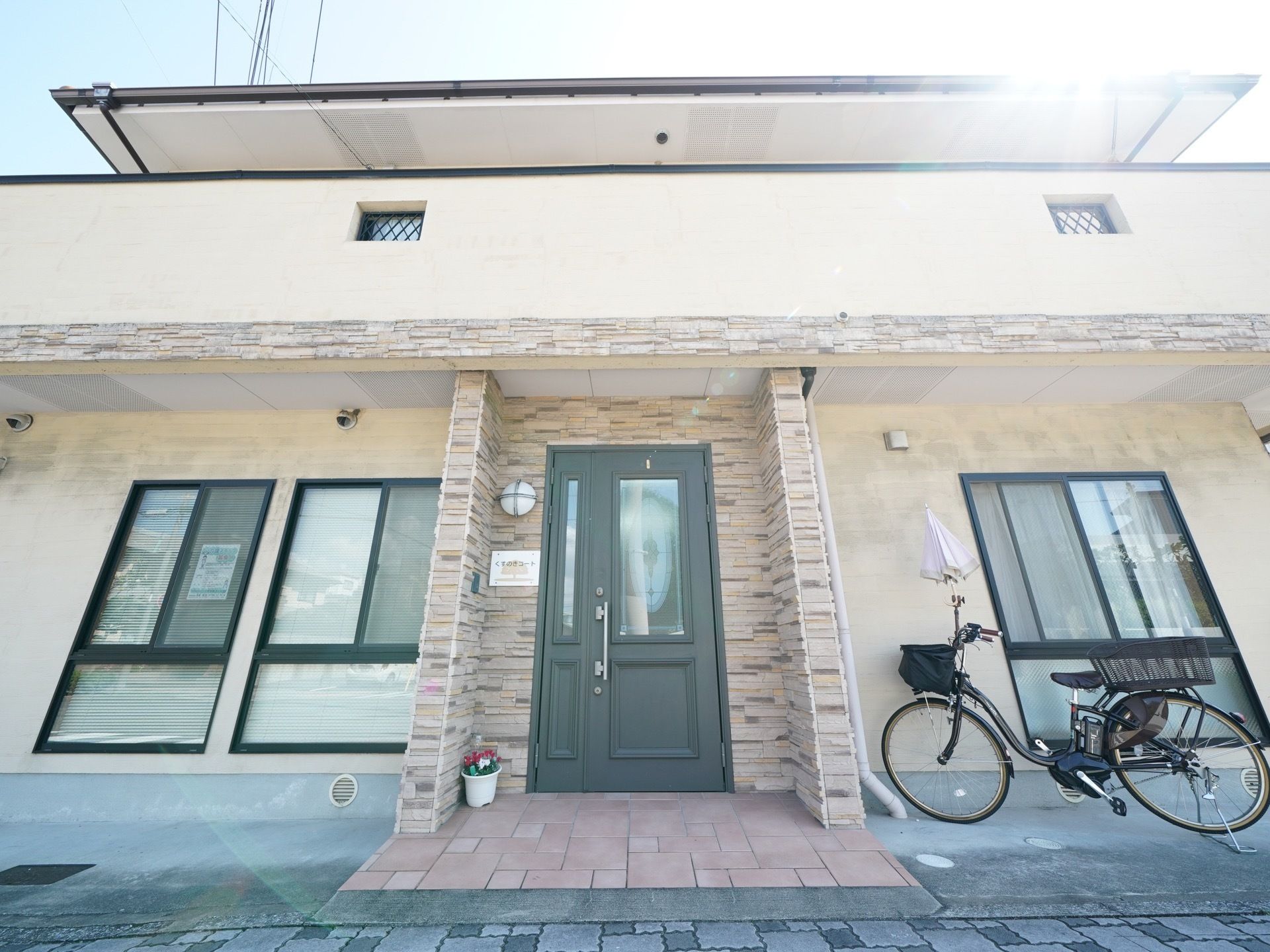 ベージュを基調とした、レンガ造りのモダンな外観になっている。玄関ドアまではゆるやかなスロープを採用している。