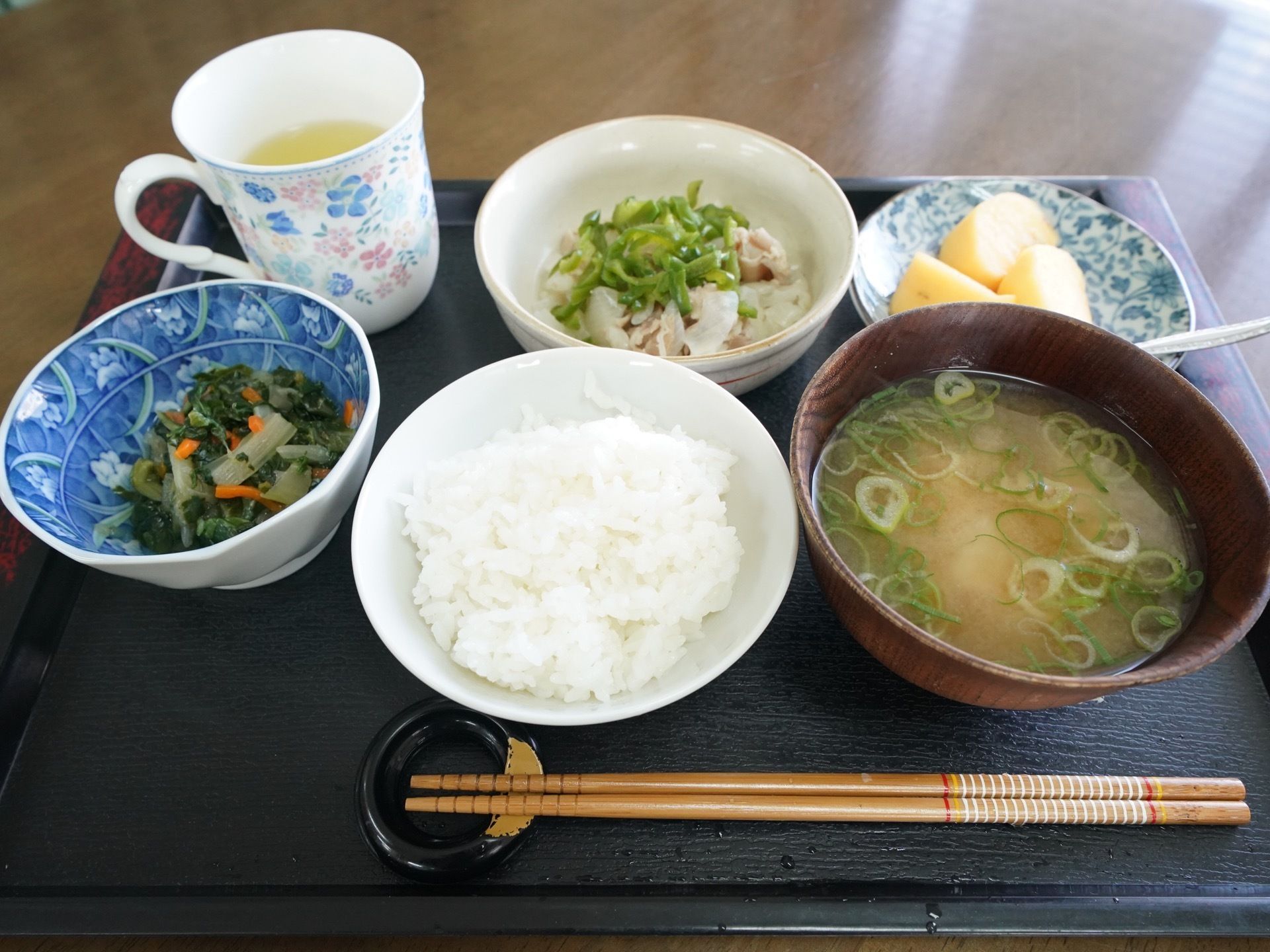 生活する上でとても重要な、タンパク質、炭水化物、ビタミンなど、栄養バランスが考えられた食事になっている。