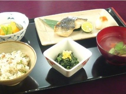 「くすのきコート」のお食事。鯖の味噌煮など、和食中心のメニューをお出ししている。