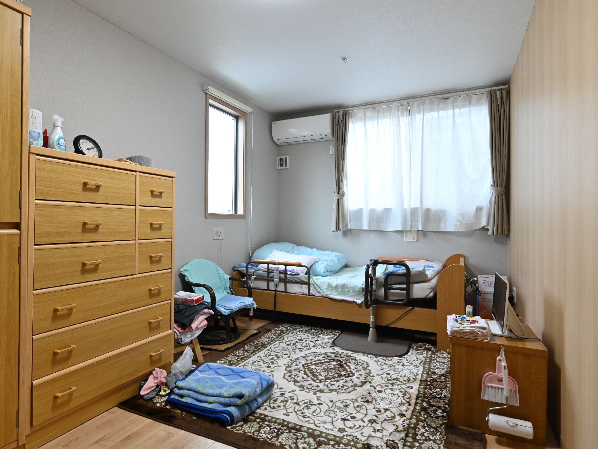 窓があるので日差しが差し込む広々とした居室