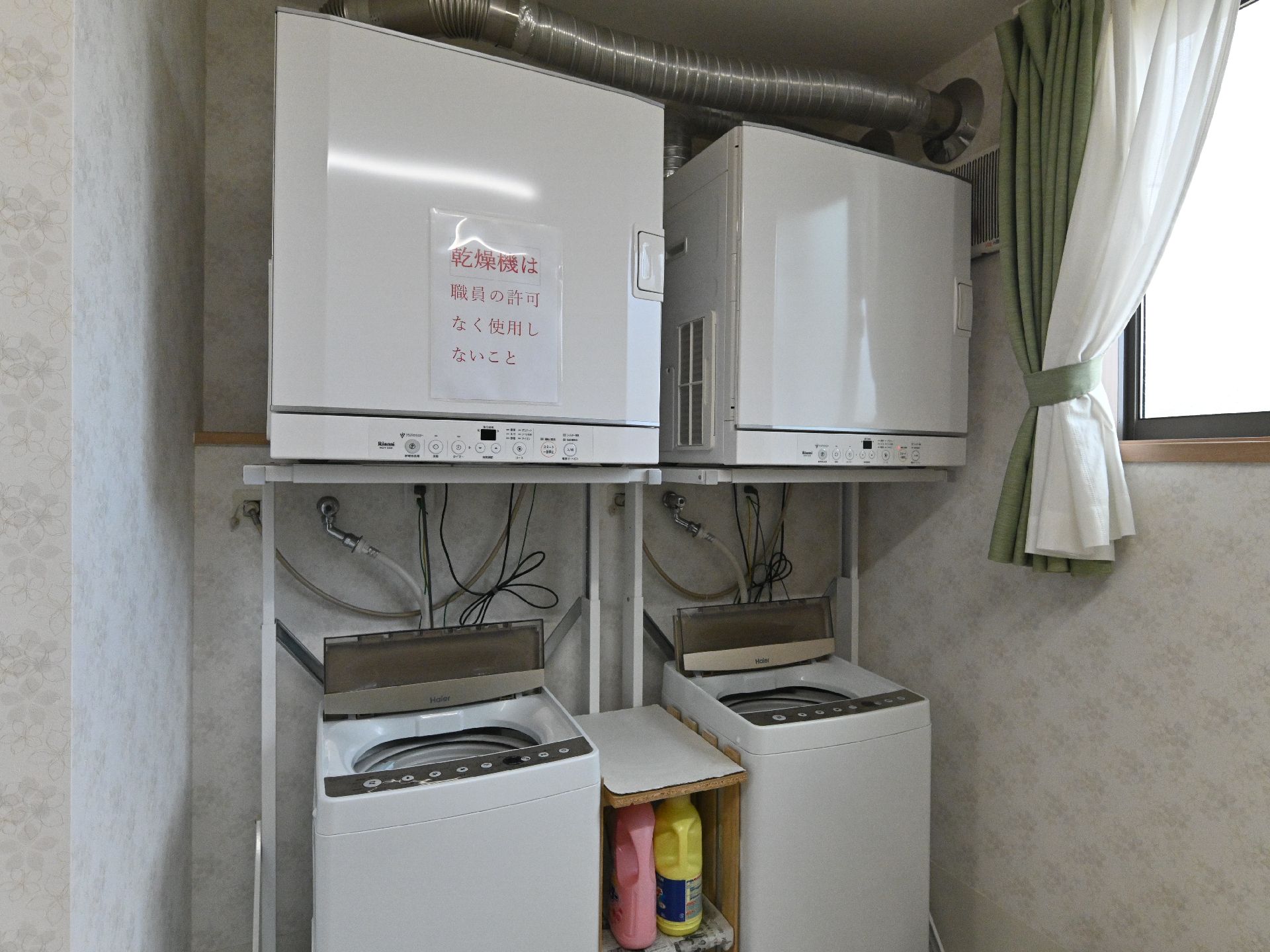 入居者が利用できる洗濯機、乾燥機が置かれているランドリー