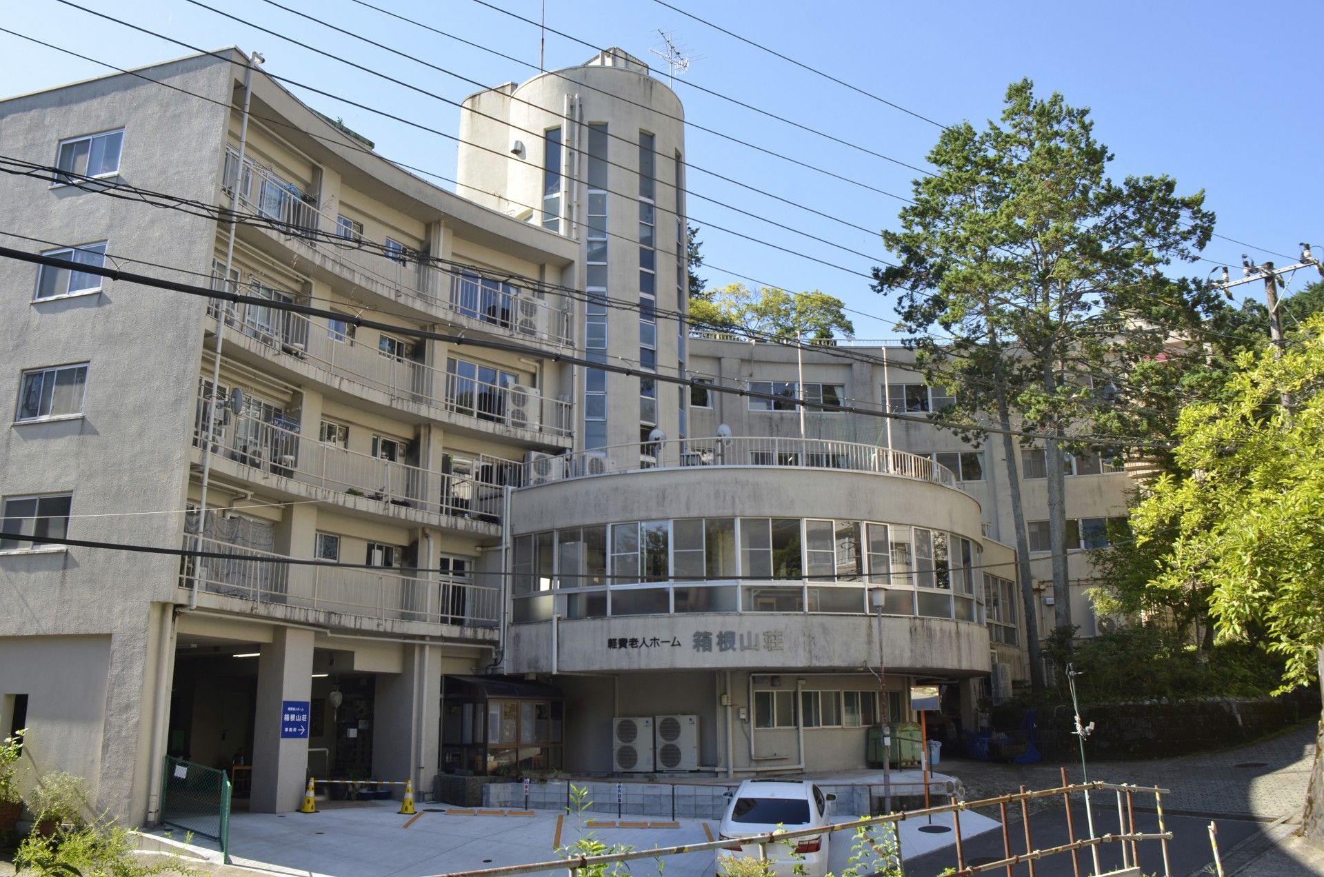 緑に囲まれた建物の外観