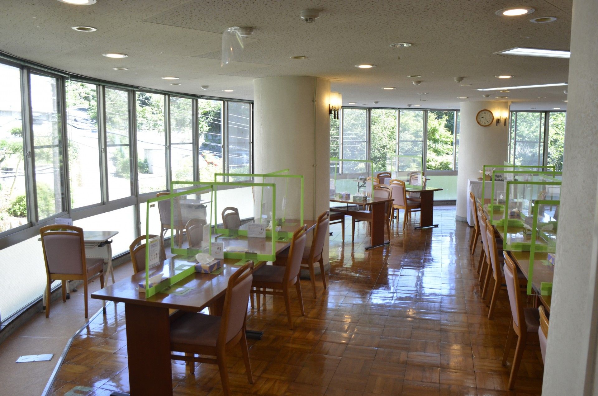 窓際の明るい食事スペース