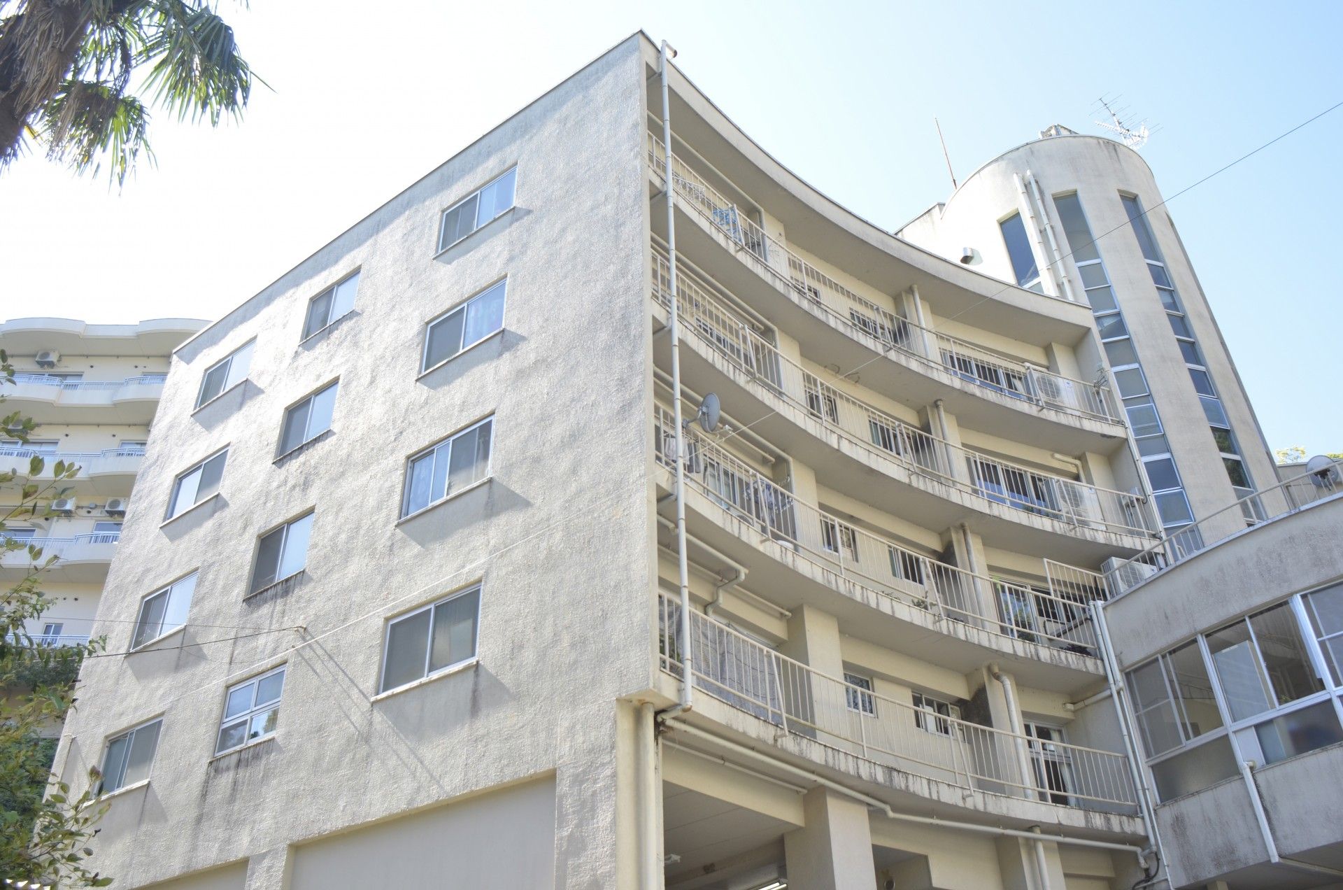 曲線が美しい建物外観