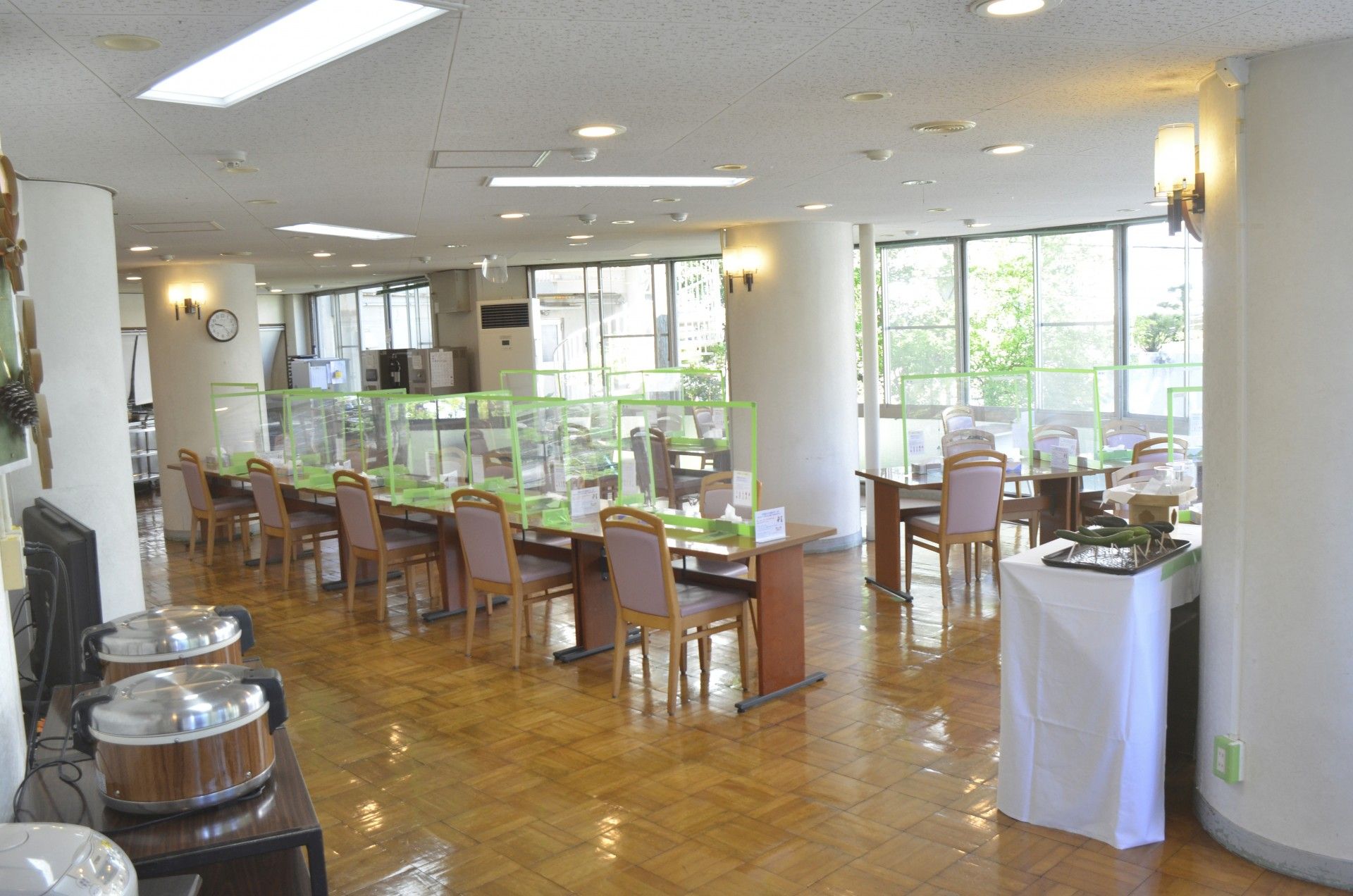 明るい食事スペース