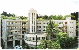豊かな緑に囲まれた施設外観
