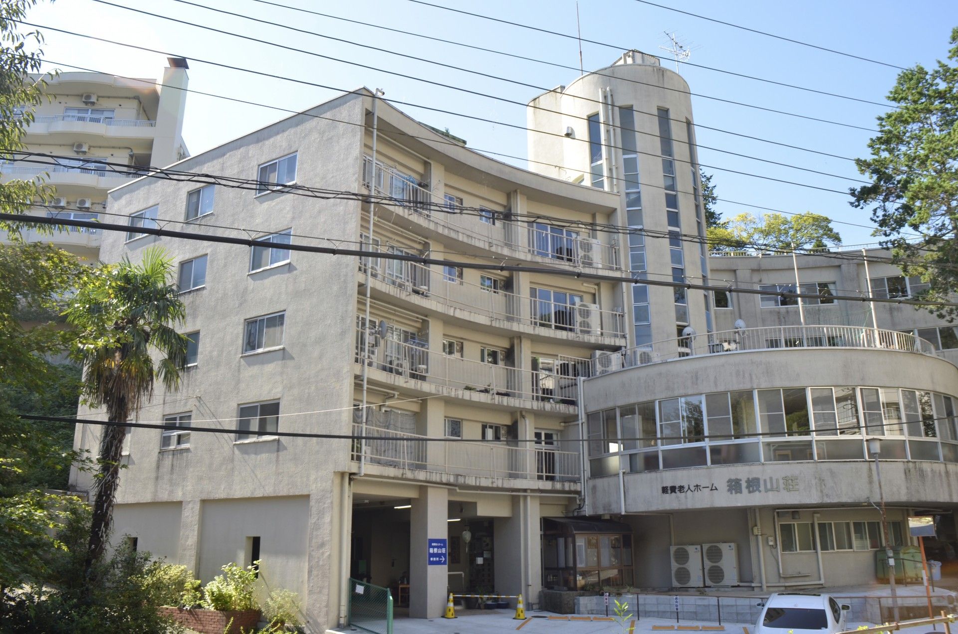 緑に囲まれた建物外観