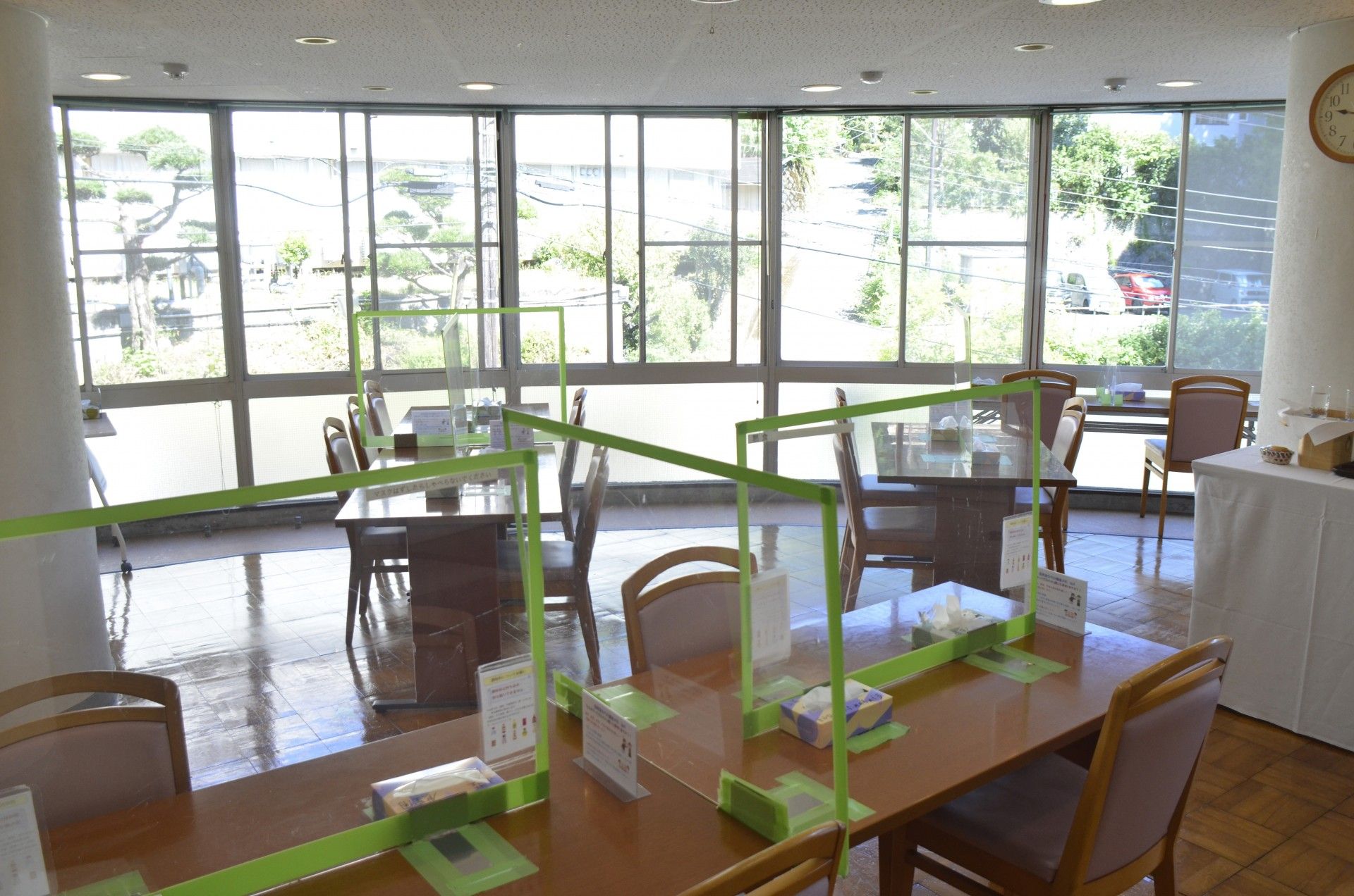 大きな窓のある食事スペース