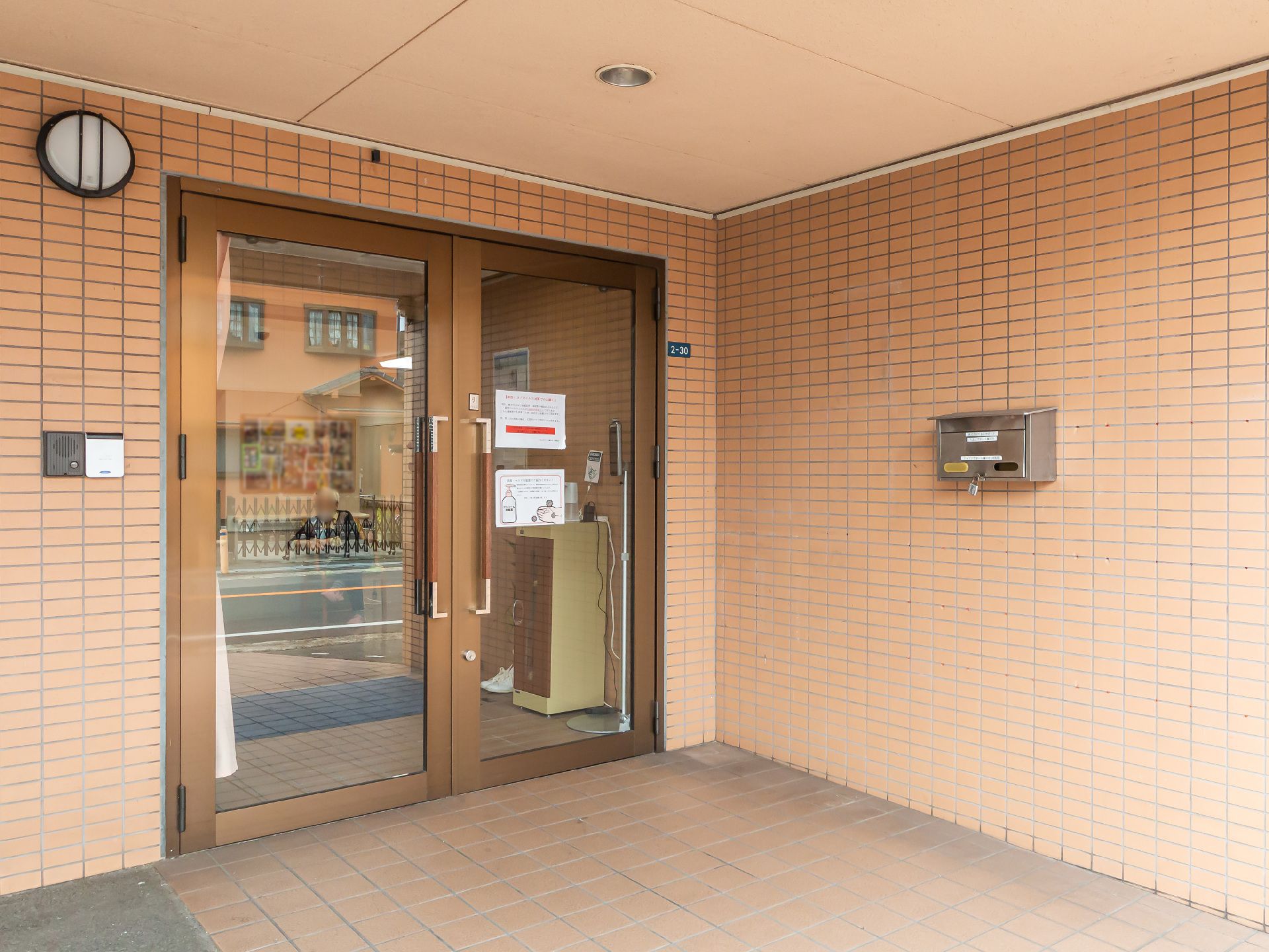 屋根がある玄関