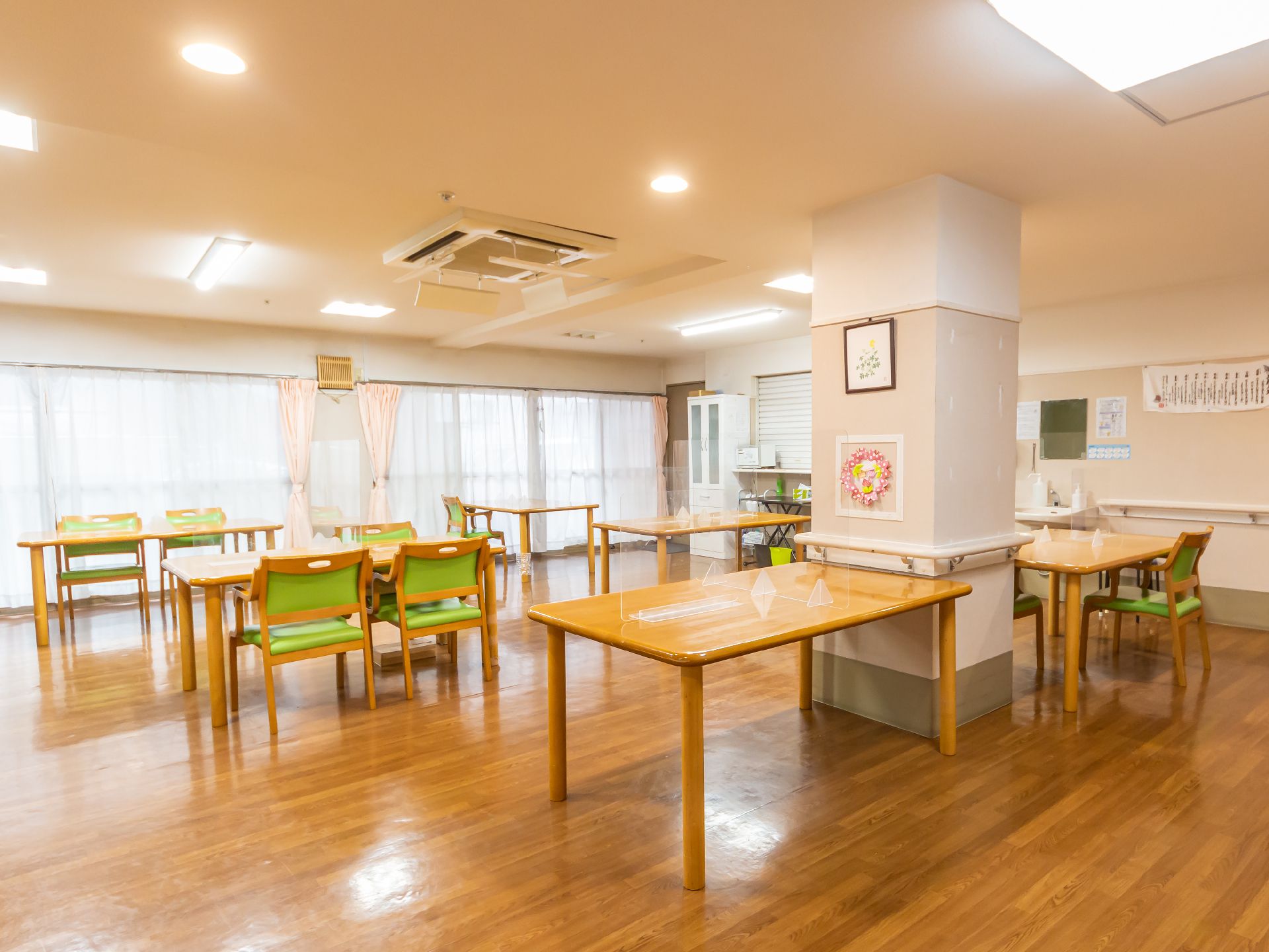 パーテーションを設置した食堂