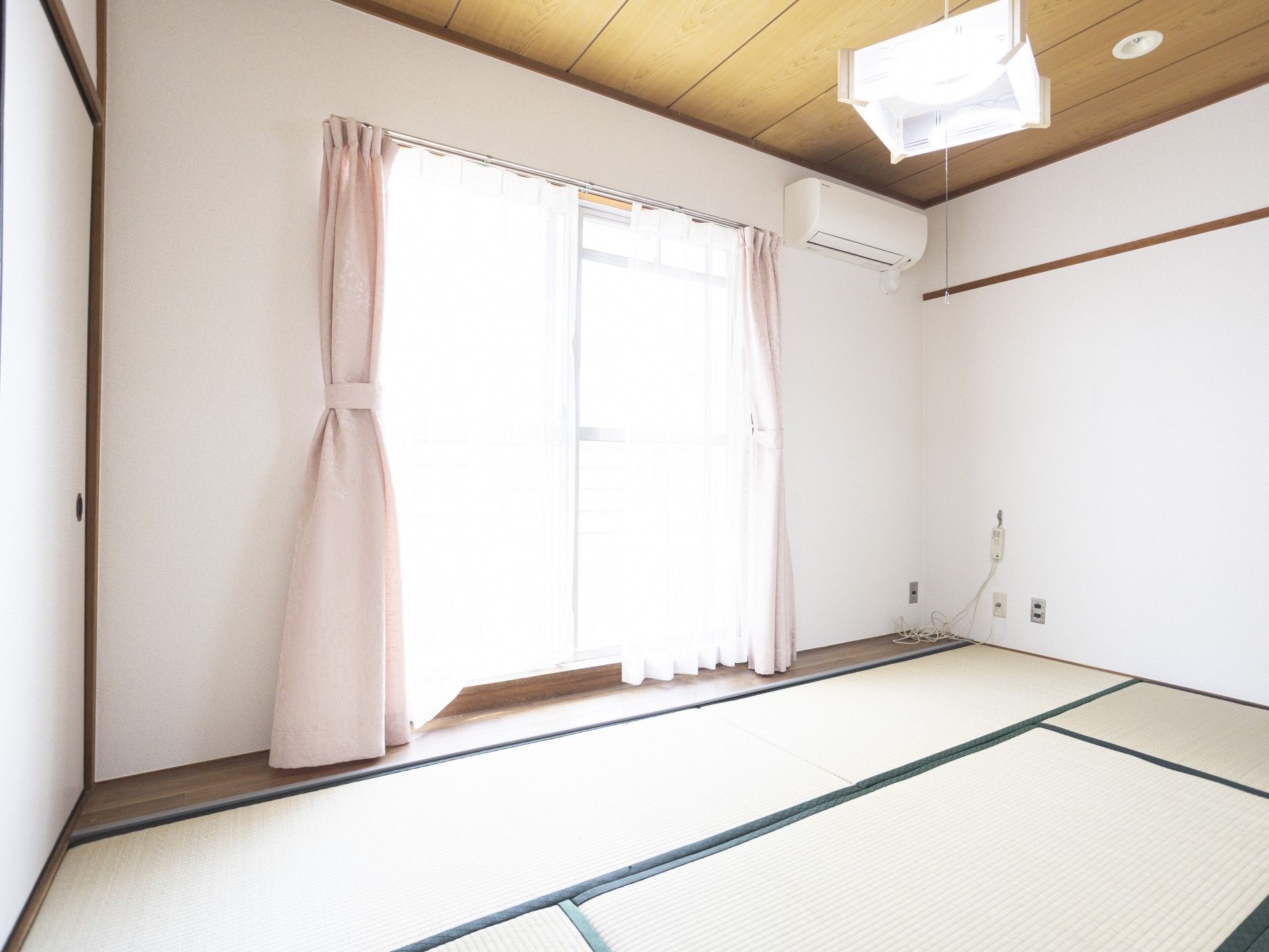 畳のある明るい部屋