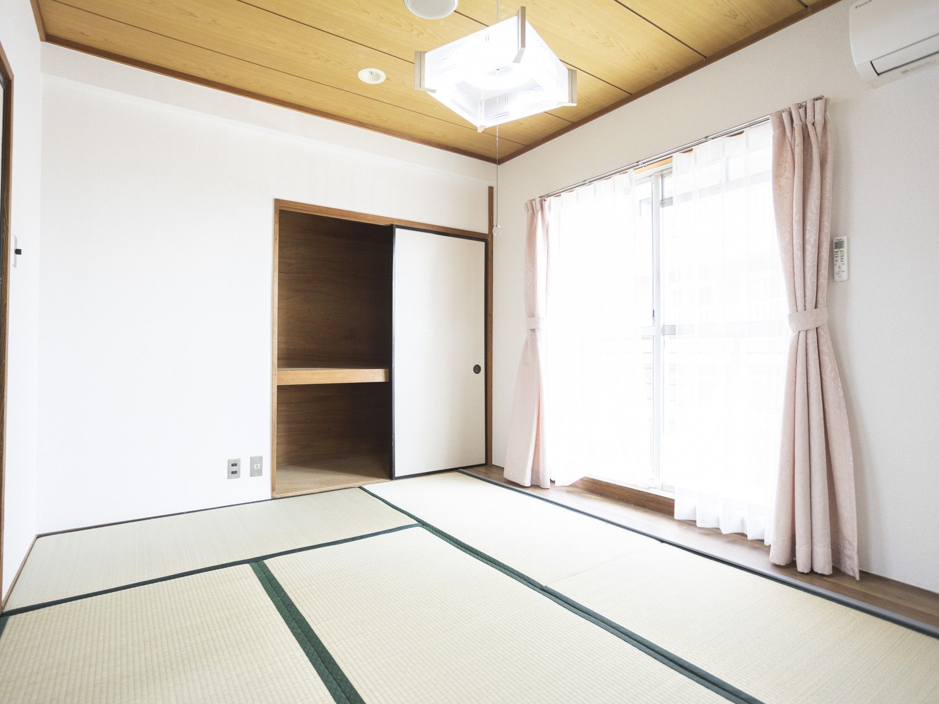 畳のある明るい部屋