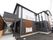 ２階建ての建物の前に駐車場がある。出入口には大きな屋根がかけられているため、外に出た際に、激しい雨や直射日光にさらされずにすむ。
