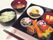 白いご飯に味噌汁、そして黒い重箱に盛られた和風の料理。色鮮やかで目を引く内容となっていて、箸置きと箸も添えられている。
