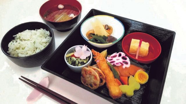 海老フライと野菜の煮物、混ぜご飯と汁物が付いたセット