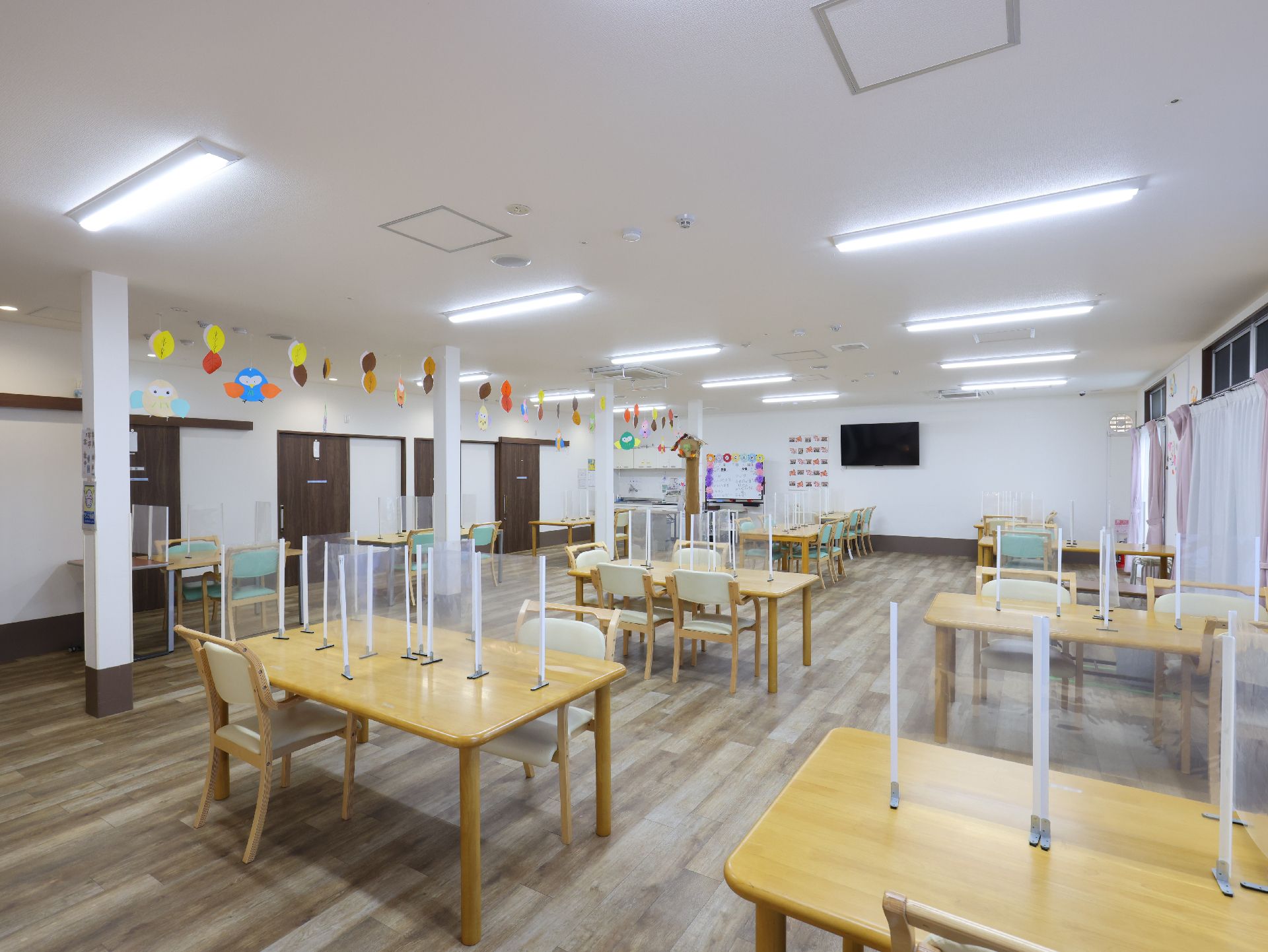 椅子やテーブルが設置され、コミュニケーションなどで利用されている共有スペース