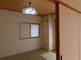 明るく広々とした居室の内部