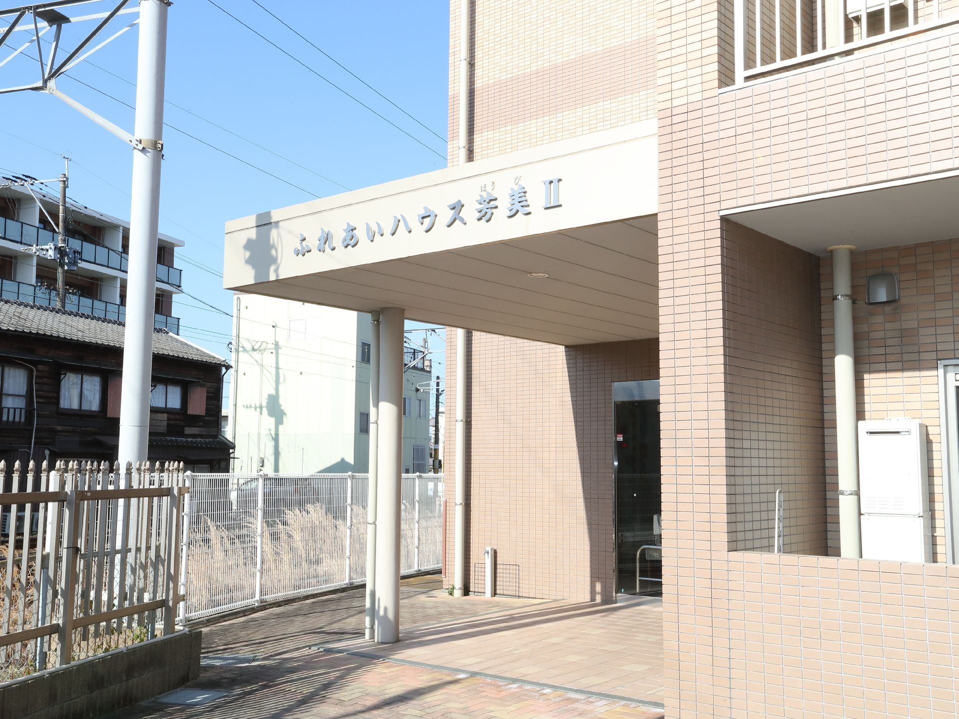 屋根が設置されている玄関