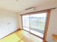 明るい室内とバルコニーのある部屋