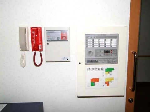 インターホンや緊急連絡電話が壁に設置された館内セキュリティー
