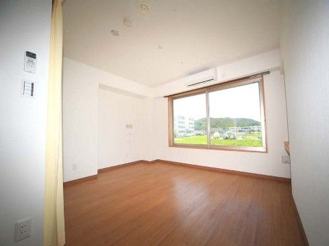 「サービス付き高齢者向け住宅 やまぼうし」の居室。フローリング、シンプルな無地の壁を施している。