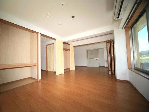 「サービス付き高齢者向け住宅 やまぼうし」の夫婦用居室。自宅から施設へ移動ができ、夫婦円満で第二の暮らしができる。