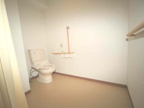 「サービス付き高齢者向け住宅 やまぼうし」の居室・トイレ。車椅子やスタッフが入りやすいよう広めのトイレにしている。