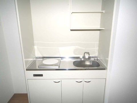 「サービス付き高齢者向け住宅 やまぼうし」の居室・キッチン。IHコンロで。火災の危険度を下げている。