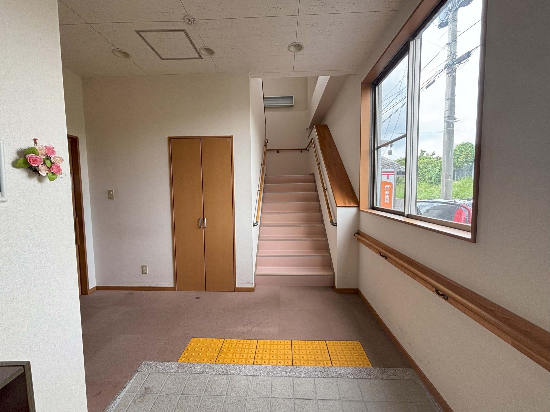 階段と手すりのある廊下