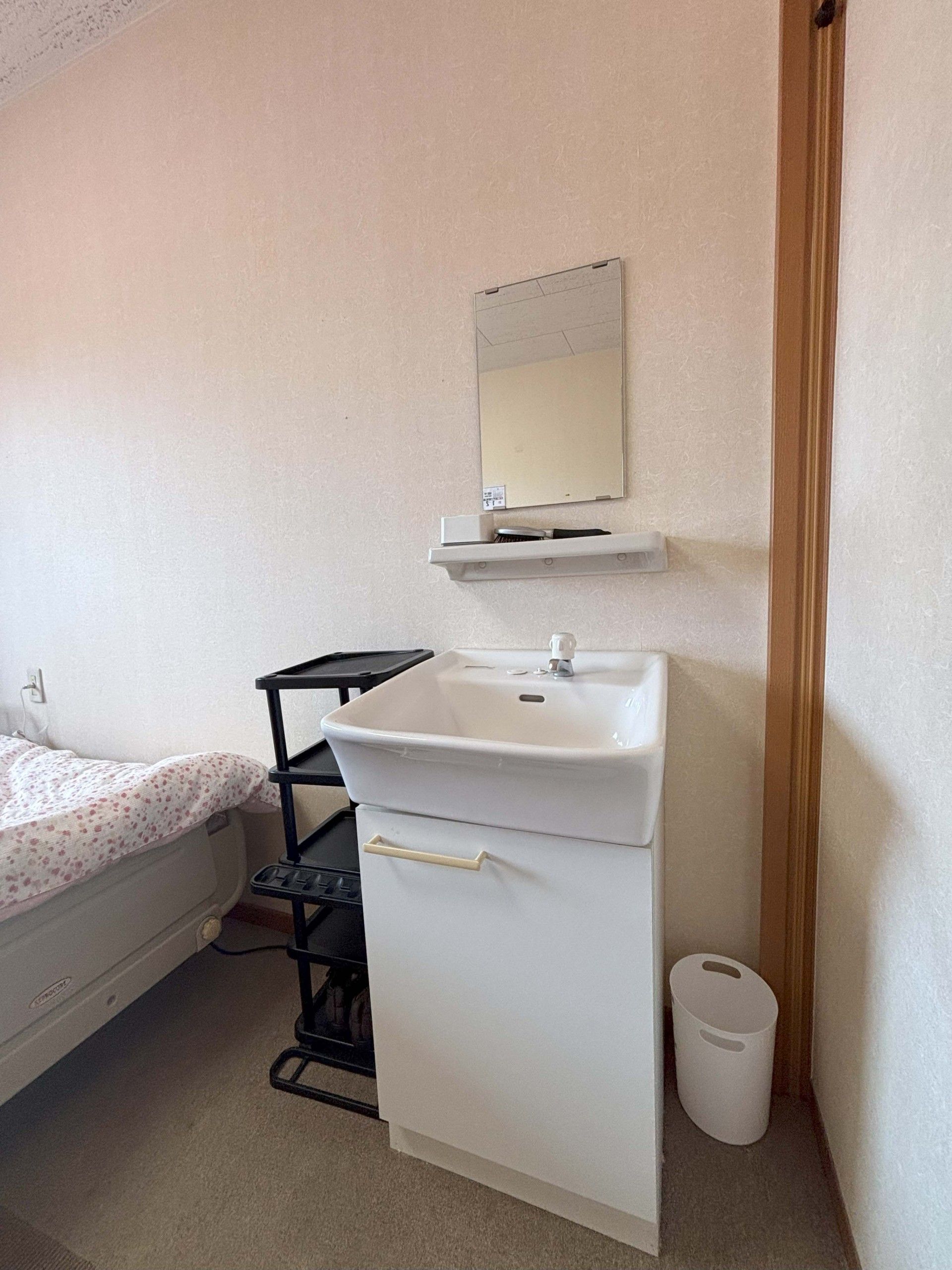 洗面台とベッドの一角